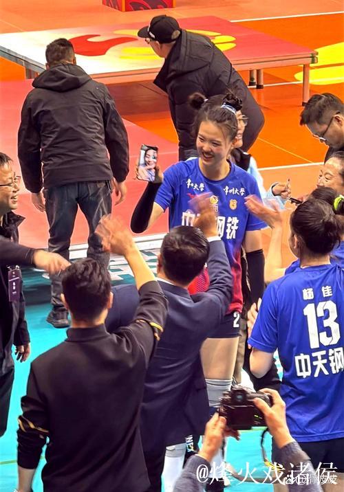 上海女排击败江苏队继续领跑排超联赛,榜首大战折射中国女排新老交替整体格局 上海女排击败江苏队继续领跑排超联赛,榜首大战折射中国女排新老交替整体格局